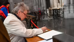 Viele sind froh, mit einem selbst formulierten Gruß Abschied nehmen zu können. / © Beatrice Tomasetti (DR)