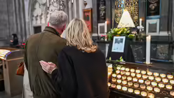 Im Kölner Dom zeigen sich viele Menschen vom Tod des Papstes ergriffen. / © Beatrice Tomasetti (DR)