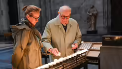 Besucher zünden für Papst Franziskus eine Kerze an. / © Beatrice Tomasetti (DR)