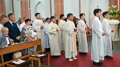 Eindrücke von der Diakonenweihe von vier Seminaristen durch den Kölner Weihbischof Ansgar Puff am Dreifaltigkeitssonntag 2025 in der Euskirchener Herz-Jesu-Kirche. / © Beatrice Tomasetti (DR)