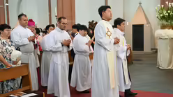 Eindrücke von der Diakonenweihe von vier Seminaristen durch den Kölner Weihbischof Ansgar Puff am Dreifaltigkeitssonntag 2025 in der Euskirchener Herz-Jesu-Kirche. / © Beatrice Tomasetti (DR)