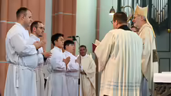 Eindrücke von der Diakonenweihe von vier Seminaristen durch den Kölner Weihbischof Ansgar Puff am Dreifaltigkeitssonntag 2025 in der Euskirchener Herz-Jesu-Kirche. / © Beatrice Tomasetti (DR)