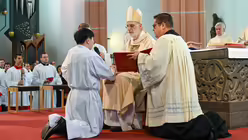 Eindrücke von der Diakonenweihe von vier Seminaristen durch den Kölner Weihbischof Ansgar Puff am Dreifaltigkeitssonntag 2025 in der Euskirchener Herz-Jesu-Kirche. / © Beatrice Tomasetti (DR)