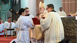 Eindrücke von der Diakonenweihe von vier Seminaristen durch den Kölner Weihbischof Ansgar Puff am Dreifaltigkeitssonntag 2025 in der Euskirchener Herz-Jesu-Kirche. / © Beatrice Tomasetti (DR)