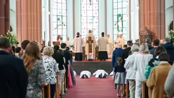 Eindrücke von der Diakonenweihe von vier Seminaristen durch den Kölner Weihbischof Ansgar Puff am Dreifaltigkeitssonntag 2025 in der Euskirchener Herz-Jesu-Kirche. / © Beatrice Tomasetti (DR)