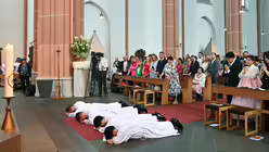 Eindrücke von der Diakonenweihe von vier Seminaristen durch den Kölner Weihbischof Ansgar Puff am Dreifaltigkeitssonntag 2025 in der Euskirchener Herz-Jesu-Kirche. / © Beatrice Tomasetti (DR)