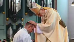 Eindrücke von der Diakonenweihe von vier Seminaristen durch den Kölner Weihbischof Ansgar Puff am Dreifaltigkeitssonntag 2025 in der Euskirchener Herz-Jesu-Kirche. / © Beatrice Tomasetti (DR)