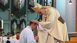 Eindrücke von der Diakonenweihe von vier Seminaristen durch den Kölner Weihbischof Ansgar Puff am Dreifaltigkeitssonntag 2025 in der Euskirchener Herz-Jesu-Kirche. / © Beatrice Tomasetti (DR)