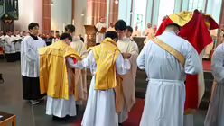 Eindrücke von der Diakonenweihe von vier Seminaristen durch den Kölner Weihbischof Ansgar Puff am Dreifaltigkeitssonntag 2025 in der Euskirchener Herz-Jesu-Kirche. / © Beatrice Tomasetti (DR)