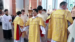 Eindrücke von der Diakonenweihe von vier Seminaristen durch den Kölner Weihbischof Ansgar Puff am Dreifaltigkeitssonntag 2025 in der Euskirchener Herz-Jesu-Kirche. / © Beatrice Tomasetti (DR)