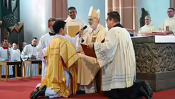 Eindrücke von der Diakonenweihe von vier Seminaristen durch den Kölner Weihbischof Ansgar Puff am Dreifaltigkeitssonntag 2025 in der Euskirchener Herz-Jesu-Kirche. / © Beatrice Tomasetti (DR)