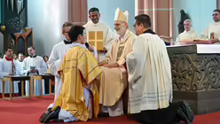 Eindrücke von der Diakonenweihe von vier Seminaristen durch den Kölner Weihbischof Ansgar Puff am Dreifaltigkeitssonntag 2025 in der Euskirchener Herz-Jesu-Kirche. / © Beatrice Tomasetti (DR)
