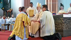 Eindrücke von der Diakonenweihe von vier Seminaristen durch den Kölner Weihbischof Ansgar Puff am Dreifaltigkeitssonntag 2025 in der Euskirchener Herz-Jesu-Kirche. / © Beatrice Tomasetti (DR)