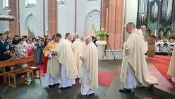 Eindrücke von der Diakonenweihe von vier Seminaristen durch den Kölner Weihbischof Ansgar Puff am Dreifaltigkeitssonntag 2025 in der Euskirchener Herz-Jesu-Kirche. / © Beatrice Tomasetti (DR)