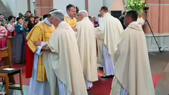 Eindrücke von der Diakonenweihe von vier Seminaristen durch den Kölner Weihbischof Ansgar Puff am Dreifaltigkeitssonntag 2025 in der Euskirchener Herz-Jesu-Kirche. / © Beatrice Tomasetti (DR)