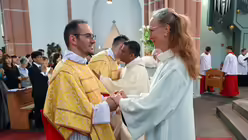 Eindrücke von der Diakonenweihe von vier Seminaristen durch den Kölner Weihbischof Ansgar Puff am Dreifaltigkeitssonntag 2025 in der Euskirchener Herz-Jesu-Kirche. / © Beatrice Tomasetti (DR)