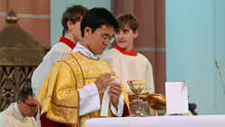 Eindrücke von der Diakonenweihe von vier Seminaristen durch den Kölner Weihbischof Ansgar Puff am Dreifaltigkeitssonntag 2025 in der Euskirchener Herz-Jesu-Kirche. / © Beatrice Tomasetti (DR)