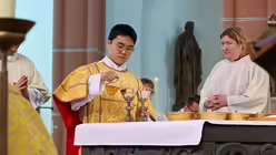 Eindrücke von der Diakonenweihe von vier Seminaristen durch den Kölner Weihbischof Ansgar Puff am Dreifaltigkeitssonntag 2025 in der Euskirchener Herz-Jesu-Kirche. / © Beatrice Tomasetti (DR)