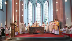 Eindrücke von der Diakonenweihe von vier Seminaristen durch den Kölner Weihbischof Ansgar Puff am Dreifaltigkeitssonntag 2025 in der Euskirchener Herz-Jesu-Kirche. / © Beatrice Tomasetti (DR)