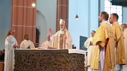 Eindrücke von der Diakonenweihe von vier Seminaristen durch den Kölner Weihbischof Ansgar Puff am Dreifaltigkeitssonntag 2025 in der Euskirchener Herz-Jesu-Kirche. / © Beatrice Tomasetti (DR)