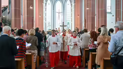 Eindrücke von der Diakonenweihe von vier Seminaristen durch den Kölner Weihbischof Ansgar Puff am Dreifaltigkeitssonntag 2025 in der Euskirchener Herz-Jesu-Kirche. / © Beatrice Tomasetti (DR)