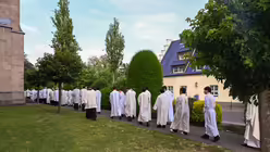 Eindrücke von der Diakonenweihe von vier Seminaristen durch den Kölner Weihbischof Ansgar Puff am Dreifaltigkeitssonntag 2025 in der Euskirchener Herz-Jesu-Kirche. / © Beatrice Tomasetti (DR)