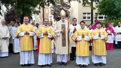 Eindrücke von der Diakonenweihe von vier Seminaristen durch den Kölner Weihbischof Ansgar Puff am Dreifaltigkeitssonntag 2025 in der Euskirchener Herz-Jesu-Kirche. / © Beatrice Tomasetti (DR)