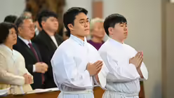 Eindrücke von der Diakonenweihe von vier Seminaristen durch den Kölner Weihbischof Ansgar Puff am Dreifaltigkeitssonntag 2025 in der Euskirchener Herz-Jesu-Kirche. / © Beatrice Tomasetti (DR)