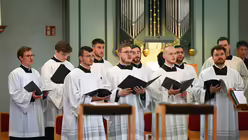 Eindrücke von der Diakonenweihe von vier Seminaristen durch den Kölner Weihbischof Ansgar Puff am Dreifaltigkeitssonntag 2025 in der Euskirchener Herz-Jesu-Kirche. / © Beatrice Tomasetti (DR)