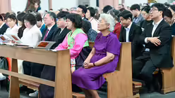 Eindrücke von der Diakonenweihe von vier Seminaristen durch den Kölner Weihbischof Ansgar Puff am Dreifaltigkeitssonntag 2025 in der Euskirchener Herz-Jesu-Kirche. / © Beatrice Tomasetti (DR)