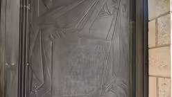 Nada te turbe - nichts soll dich &auml;ngstigen - dieser Satz der heiligen Teresia von Avila steht auf der Kapellent&uuml;r. / &copy; Beatrice Tomasetti (DR)