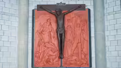 Den Blickfang bildet das Retabel hinter dem Altar. / &copy; Beatrice Tomasetti (DR)