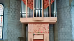 Der Orgelprospekt ist mit Blattwerk verziert. / &copy; Beatrice Tomasetti (DR)