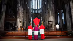 Eindrücke der Karfreitagsliturgie zur Feier vom Leiden und Sterben Christi am 18. April 2025 aus dem Kölner Dom mit Erzbischof Rainer Maria Kardinal Woelki. / © Nicolas Ottersbach (DR)