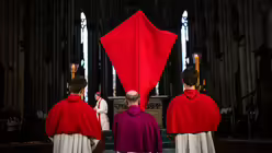 Eindrücke der Karfreitagsliturgie zur Feier vom Leiden und Sterben Christi am 18. April 2025 aus dem Kölner Dom mit Erzbischof Rainer Maria Kardinal Woelki. / © Nicolas Ottersbach (DR)