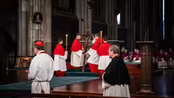 Eindrücke der Karfreitagsliturgie zur Feier vom Leiden und Sterben Christi am 18. April 2025 aus dem Kölner Dom mit Erzbischof Rainer Maria Kardinal Woelki. / © Nicolas Ottersbach (DR)