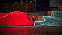 Eindrücke der Karfreitagsliturgie zur Feier vom Leiden und Sterben Christi am 18. April 2025 aus dem Kölner Dom mit Erzbischof Rainer Maria Kardinal Woelki. / © Nicolas Ottersbach (DR)