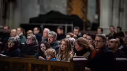 Eindrücke der Karfreitagsliturgie zur Feier vom Leiden und Sterben Christi am 18. April 2025 aus dem Kölner Dom mit Erzbischof Rainer Maria Kardinal Woelki. / © Nicolas Ottersbach (DR)