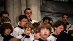 Eindrücke der Karfreitagsliturgie zur Feier vom Leiden und Sterben Christi am 18. April 2025 aus dem Kölner Dom mit Erzbischof Rainer Maria Kardinal Woelki. / © Nicolas Ottersbach (DR)