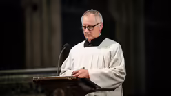 Eindrücke der Karfreitagsliturgie zur Feier vom Leiden und Sterben Christi am 18. April 2025 aus dem Kölner Dom mit Erzbischof Rainer Maria Kardinal Woelki. / © Nicolas Ottersbach (DR)