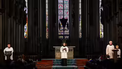Eindrücke der Karfreitagsliturgie zur Feier vom Leiden und Sterben Christi am 18. April 2025 aus dem Kölner Dom mit Erzbischof Rainer Maria Kardinal Woelki. / © Nicolas Ottersbach (DR)
