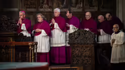 Eindrücke der Karfreitagsliturgie zur Feier vom Leiden und Sterben Christi am 18. April 2025 aus dem Kölner Dom mit Erzbischof Rainer Maria Kardinal Woelki. / © Nicolas Ottersbach (DR)