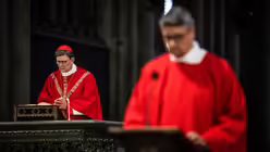Eindrücke der Karfreitagsliturgie zur Feier vom Leiden und Sterben Christi am 18. April 2025 aus dem Kölner Dom mit Erzbischof Rainer Maria Kardinal Woelki. / © Nicolas Ottersbach (DR)