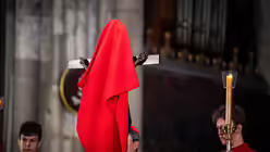 Eindrücke der Karfreitagsliturgie zur Feier vom Leiden und Sterben Christi am 18. April 2025 aus dem Kölner Dom mit Erzbischof Rainer Maria Kardinal Woelki. / © Nicolas Ottersbach (DR)