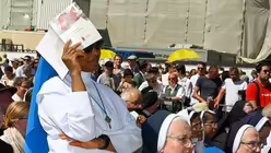 Eindrücke aus dem Pontifikalamt auf dem Roncalliplatz mit dem Kölner Erzbischof Rainer Maria Kardinal Woelki und der Prozession zum Hochfest Fronleichnam am 19. Juni 2025. / © Beatrice Tomasetti (DR)