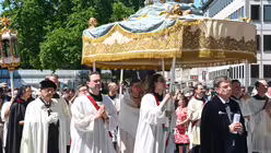 Eindrücke aus dem Pontifikalamt auf dem Roncalliplatz mit dem Kölner Erzbischof Rainer Maria Kardinal Woelki und der Prozession zum Hochfest Fronleichnam am 19. Juni 2025. / © Beatrice Tomasetti (DR)