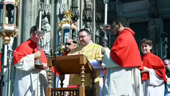 Eindrücke aus dem Pontifikalamt auf dem Roncalliplatz mit dem Kölner Erzbischof Rainer Maria Kardinal Woelki und der Prozession zum Hochfest Fronleichnam am 19. Juni 2025. / © Beatrice Tomasetti (DR)