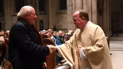 Monsignore Robert Kleine begr&uuml;&szlig;t Konrad Adenauer, den Enkel des ersten Kanzlers der Bundesrepublik Deutschland. / &copy; Beatrice Tomasetti (DR)