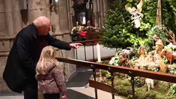Konrad Adenauer, hier mit Enkelin Kathinka, hat zu diesem Domgottesdienst eingeladen. / &copy; Beatrice Tomasetti (DR)