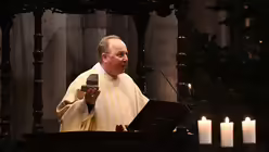 Monsignore Kleine zeichnet den Lebensweg Adenauers mit den Symbolen Stein, Apfel und Rose nach. / &copy; Beatrice Tomasetti (DR)